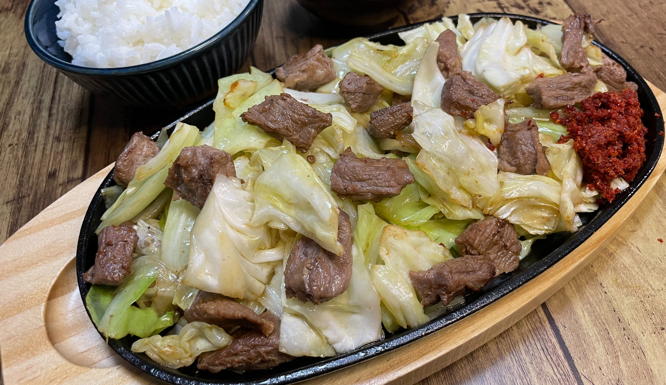 博多 鉄板焼肉まる| 博多ソウルフード博多鉄板焼きと博多牛もつ煮込み