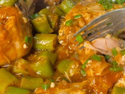 Frango com quiabo.