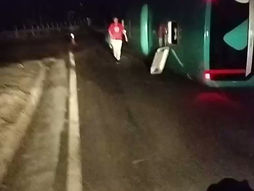 PERIGO REPETIDO: Ônibus com funcionários tomba no mesmo 'ponto maldito' onde carreta capotou na BR-381