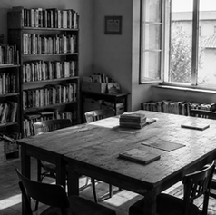 La sala di una biblioteca. Immagine in bianco e nero generata con l'intelligenza artificiale. 