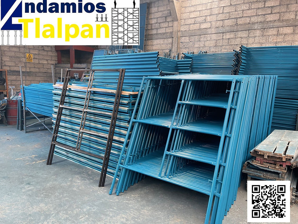 Vista a nivel de andamios metálicos instalados en obra de construcción