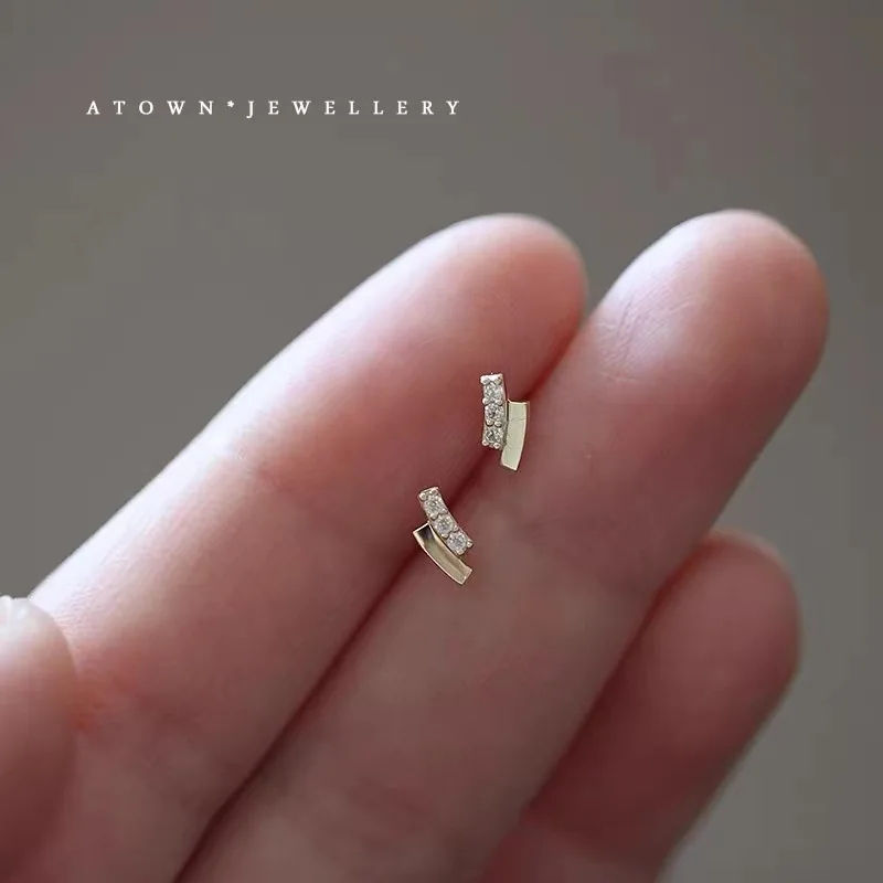 Thumbnail: Timeless Zircon Stud Earrings in 925 Silver