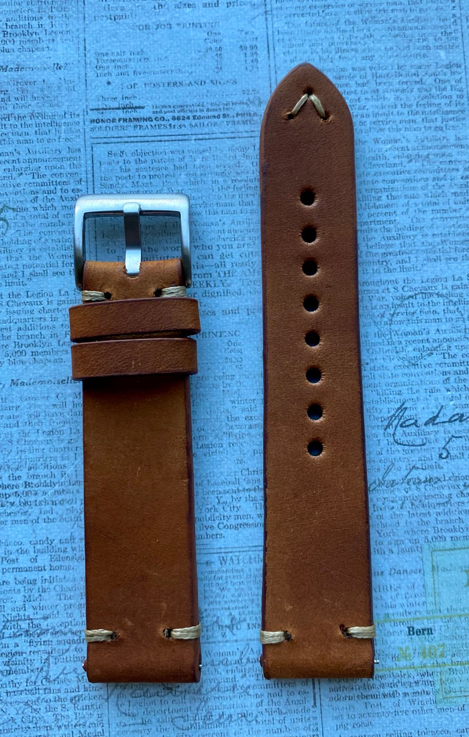 Thumbnail: Medium BROWN crazy Horse leather strap TAN stitch