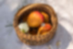 Une panier de fruit contenant des mangues