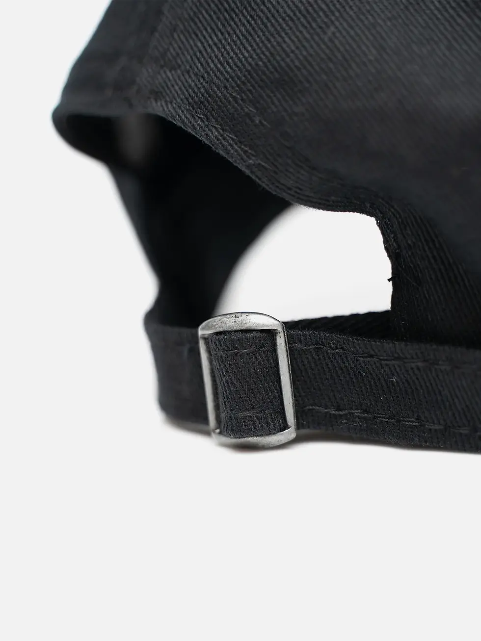 Miniatura: fecho do boné preto