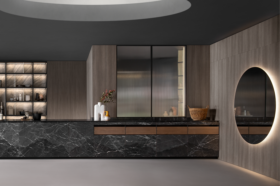 Verrière intérieure sur mesure en verre flouté et structure noire, dans une cuisine haut de gamme moderne à Nice – solution idéale pour séparer les espaces sans bloquer la lumière.