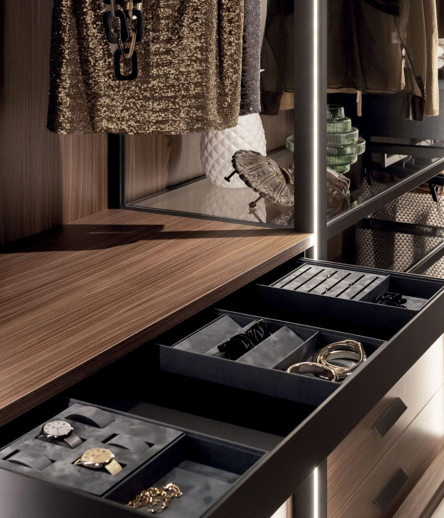 Tiroirs de dressing sur mesure avec rangements organisés et finitions luxueuses.