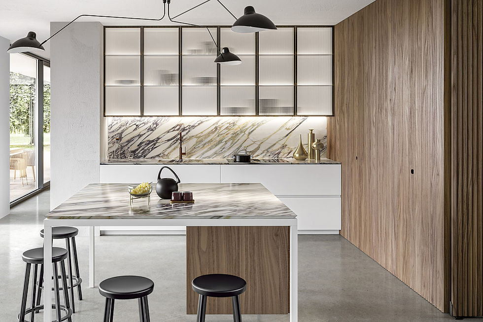 Cuisine italienne haut de gamme avec îlot central et chaises design en bois foncé – aménagement sur mesure pour une villa contemporaine.