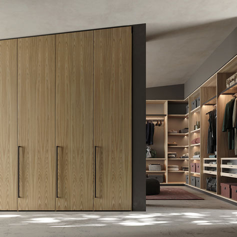 Dressing mural avec portes bois clair et aménagement intérieur sur mesure.