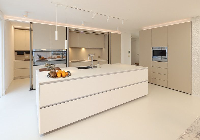 Cuisine MittelCucine XO03 au design italien minimaliste, îlot central spacieux et rangements intégrés, esthétique haut de gamme – Elegance Italian Interior Design