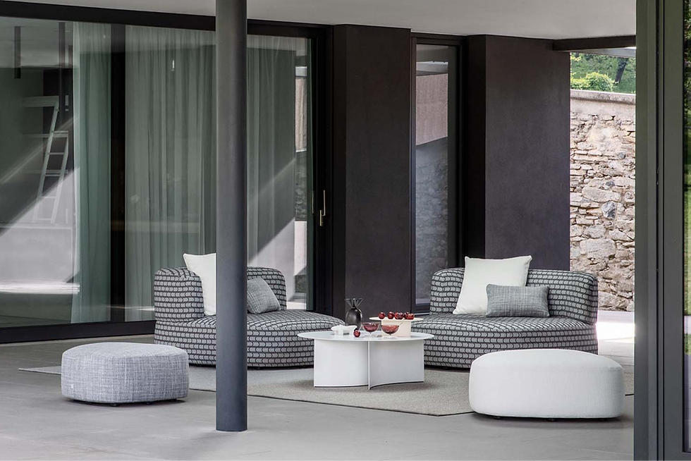 Salon de terrasse design avec mobilier outdoor élégant, aménagé en espace de détente contemporain sur la Côte d’Azur, avec fauteuils et tables basses résistants aux intempéries.