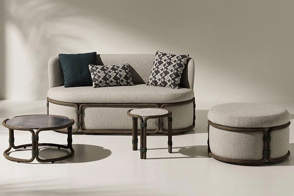 Salon design avec canapé beige, pouf assorti et tables basses en bois foncé – mobilier italien aux tons naturels pour une décoration intérieure apaisante.