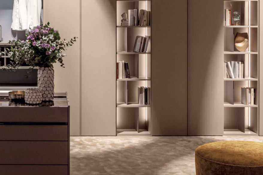 Salon-bibliothèque design avec rangements intégrés et espace bureau – aménagement intelligent d’une pièce multifonction.