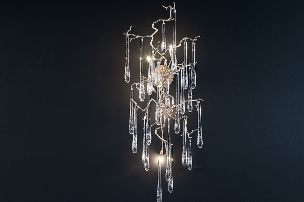 Suspension design sculpturale en verre et métal – luminaire artistique pour intérieur contemporain.