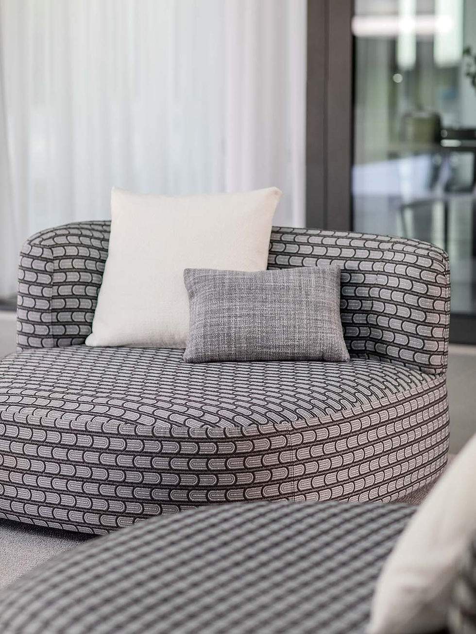 Miniature : Gros plan sur le canapé Pierre Outdoor et ses coussins blancs