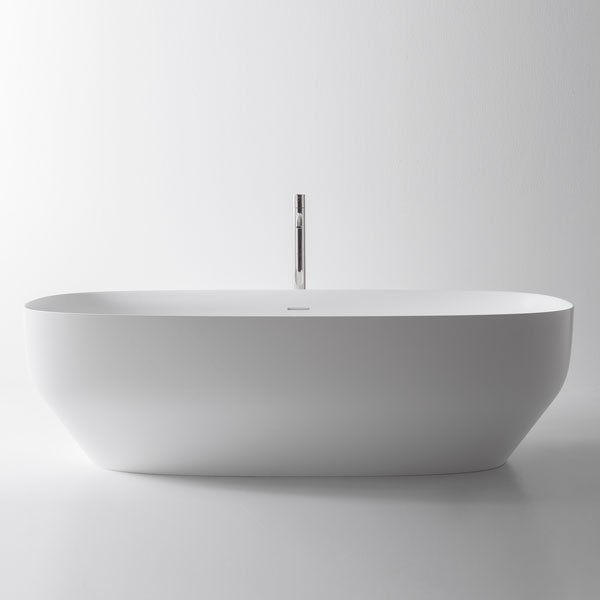 Miniature : Vue arrière de la baignoire Aga04 – design épuré avec finition blanche lisse et robinetterie murale