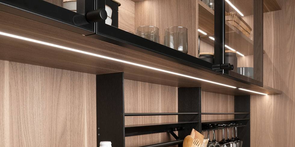 éclairage led sous meubles pour cuisine sur mesure Monaco avec rail magnétique, crédence bois et prises intégrées au plan de travail