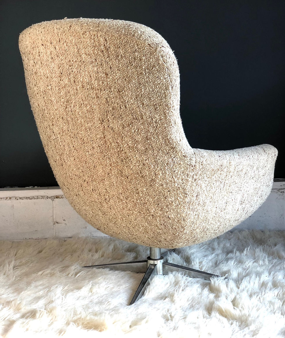 Mid-Century Modern Swiveling Egg Style Armchair