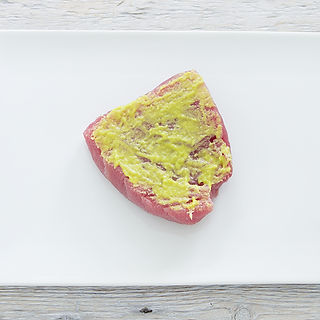 Badigeonner le thon avec la wasabi