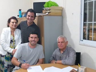 Assinatura do contrato com o engenheiro