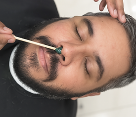 alt="Depilação de nariz sendo feita em cliente na barbearia Sport Cortes"