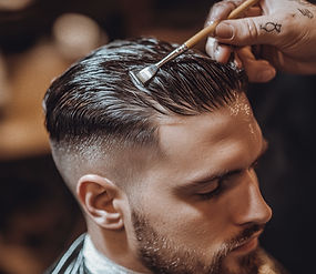 alt="Barbeiro pintando o cabelo de cliente na Sport Cortes"