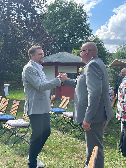 Trauredner Martin Steinbach und ein Bräutigam nach der Trauung