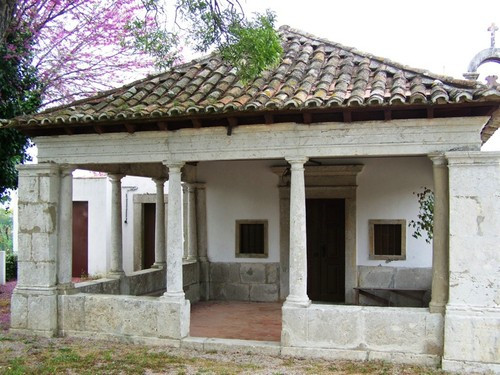 Ermida de São Pedro,a qual não há memória de quem a construiu, provavelmente por uma das igrejas que foram doadas por D. Afonso Henriques a Bernardo Mendes em 1184 e que ficava no âmbito do castelo de Coina-a-Velha, com suas paredes de pedra e barro coberta de telha vã com a sua torre sineira e um alpendre, ao lado a casa do ermitão. Vale a pena dar uma olhada a esta capela ou ermida, nela ainda se realizam as tradicionais missas dominicais, assim como as festas no recinto envolvente no mês de Agosto. Como ésta há muitas outras na região mas parte delas estão em propriedades privadas.