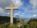 Em 1954 o Duque de Palmela, mandou construir as 3 cruzes de pedra , num local de muito difícil acesso em pleno Parque Natural da Arrábida, mais especificamente no topo do Monte Abraão.