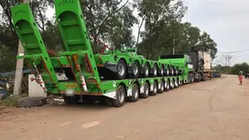 Rơ moóc lùn nhiều trục có cầu dẫn thủy lực phía sau, dùng chở máy công trình và hàng siêu trọng