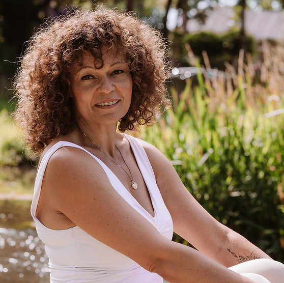 Vrolijke vrouw in witte top, buiten