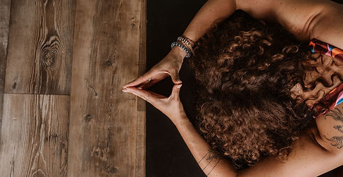 Vrouw in yoga houding op yogamat