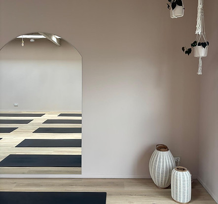 Rustige yogastudio met matten en spiegels