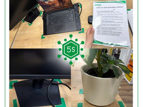 Gakken Turkey ofisinde 5S sistemi uygulanarak düzenlenmiş çalışma masası: etiketlenmiş monitör, laptop, saksı bitkisi ve "Masa ve Ofis Kontrol Listesi" ile birlikte yeşil alan işaretleme bantları. 5S uygulaması kapsamında Seiri, Seiton ve Seiso adımları örneklendiriliyor.