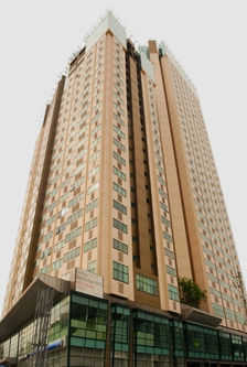 Lee Gardens is a prestigious mixed-use development by Daiichi Properties located at the corner of Shaw Boulevard and Lee Street, Addition Hills, Mandaluyong City. This iconic two-tower project comprises a 33-storey North Tower and a 23-storey South Tower, set above a generous 3,000 sqm commercial podium. It seamlessly integrates retail outlets, office spaces, and residential units (ranging from studios to 3-bedrooms), with key amenities including a swimming pool, gym, sauna, daycare center, helipad, landscaped gardens, function rooms, and roof-deck laundry and drying areas. Strategically positioned across from Wack Wack Golf Course, it offers scenic views and is surrounded by major hubs such as SM Megamall, Shangri-La Plaza, and the MRT Shaw Station, delivering a balanced live-work-play environment in Metro Manila’s dynamic cityscape