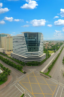 AEON Center Innoland Filinvest Alabang Class A office building for lease, ideal for BPO and corporate offices, featuring large flexible floor plates, high-speed telco connectivity, sustainable 100% renewable energy, modern office amenities, basement and podium parking, prime business location in Metro Manila.