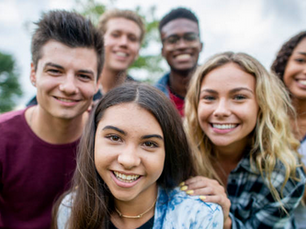 Confiance et estime de soi chez les ados : comment l’hypnose peut les aider à se sentir mieux