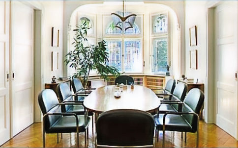 Konferenztisch im großen Besprechungszimmer der Kanzlei