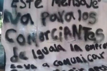 Aparecen mantas con mensajes amenazantes en el Centro de Iguala