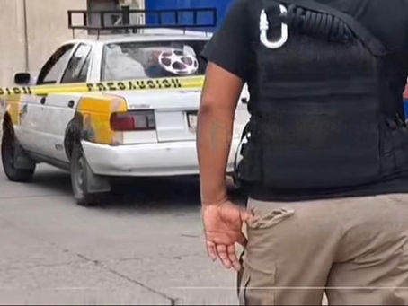 Hallan a dos hombres asesinados en taxi colectivo en la colonia Las Cruces, Acapulco
