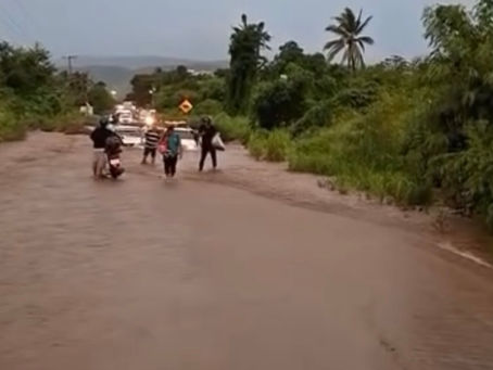 Reabren la carretera federal Acapulco–Zihuatanejo tras cierre total por la creciente de un río