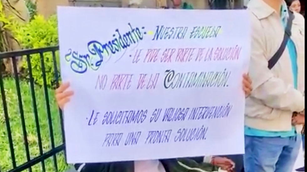 Denuncian riesgo sanitario por aguas negras junto a plantel escolar