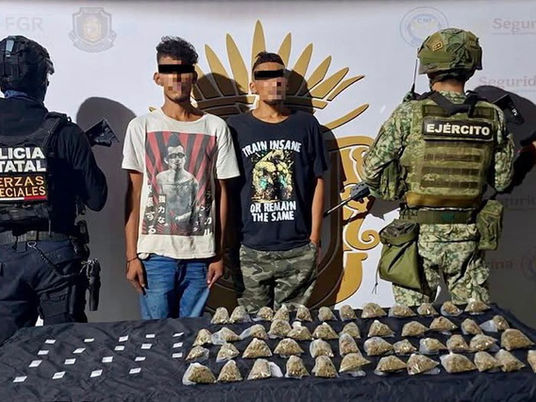 Detienen a dos personas en posesión de droga en Acapulco