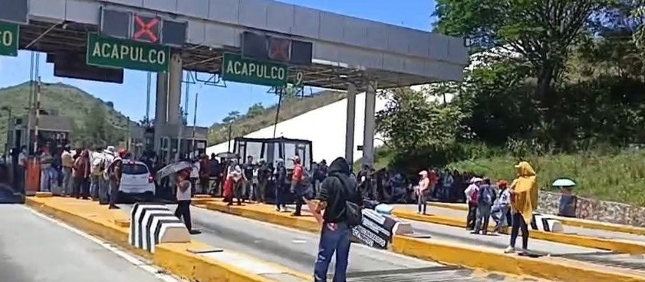 CETEG presiona con toma de caseta en la Autopista del Sol