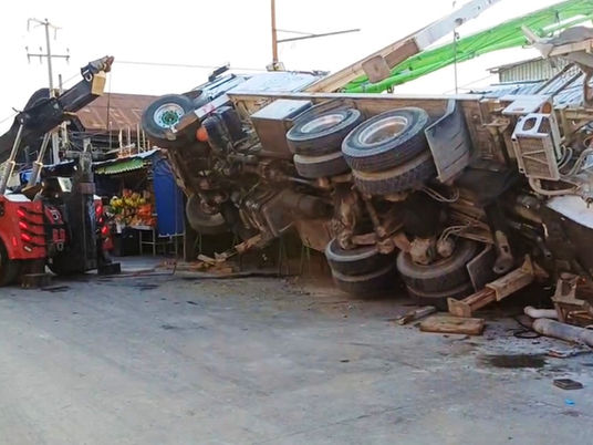Vuelca camión en mercado de Iguala; deja daños materiales
