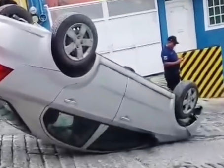 Vuelca un automóvil en la colonia Las Américas; conductor lo abandona