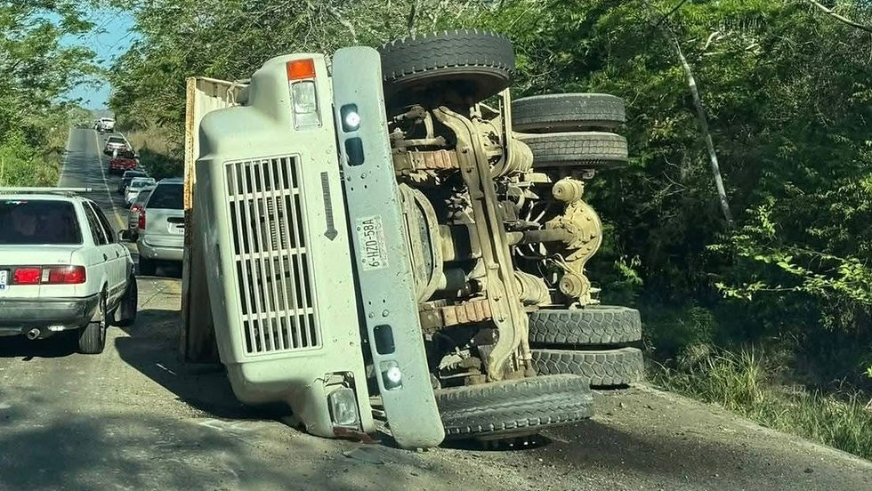 Volcadura de camión genera afectaciones viales en Zihuatanejo