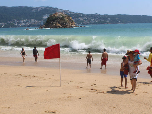 Persiste mar de fondo en costas de Guerrero; mantienen alerta en playas