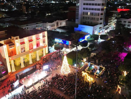 Chilpancingo ilumina su espíritu navideño con el encendido del Árbol