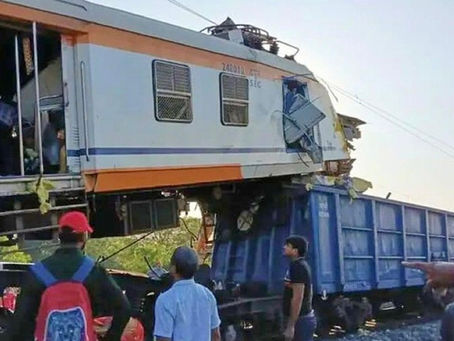 Mueren al menos siete personas en choque de trenes en India
